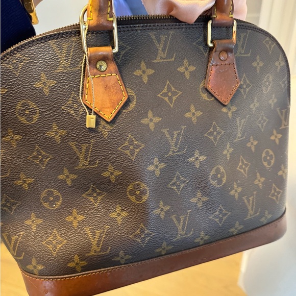 Louis Vuitton purse!!! Super fun and will get plenty compliments! - Picture 8 of 13